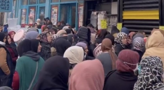 Bursa'da ucuzluk çılgınlığı! Kadınlar birbirini ezdi