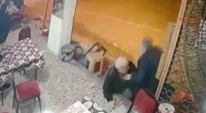 Minibüsün altında kalmaktan kıl payı kurtuldular