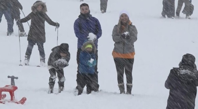 Uludağ'da hafta sonu yoğunluğu! Kar kalınlığı 50 santimetreyi buldu