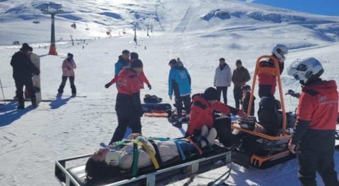 Kayak yaparken, sıra bekleyenlerin arasına daldı 4 kişi yaralandı