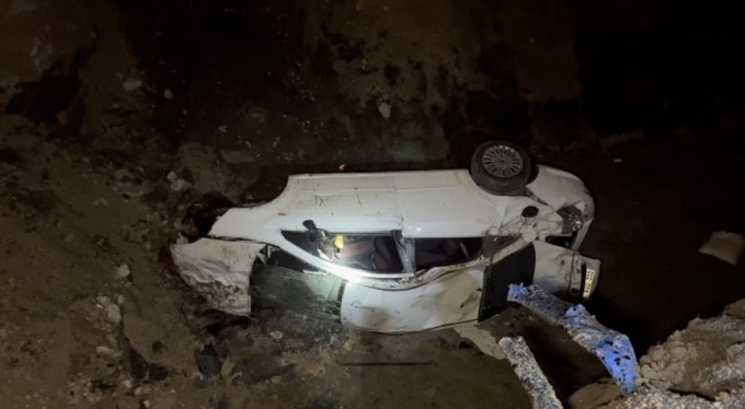 Bursa'da feci kaza! Otomobil metro inşaatına uçtu