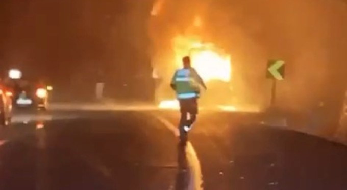 Bursa'da seyir halindeki kamyonet alev alev yandı