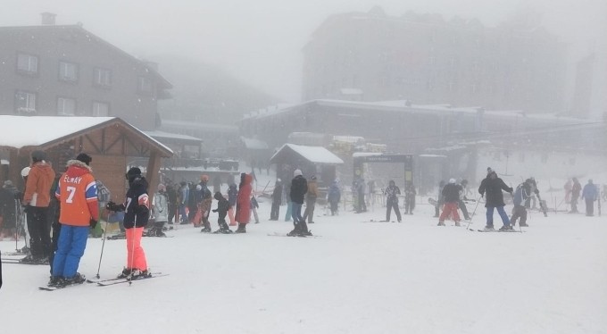 Uludağ'da tatil yoğunluğu! Pistler dolup taştı