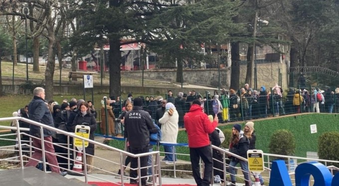 Uludağ'a akın var! Teleferikte metrelerce kuyruk