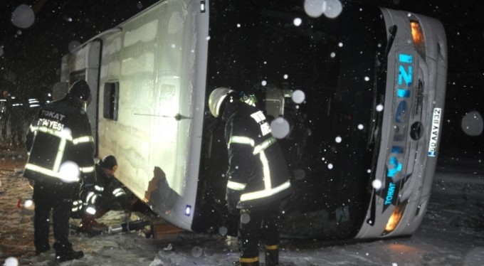Kontrolden çıkan otobüs şarampole devrildi: Muavin öldü, 13 yolcu yaralandı
