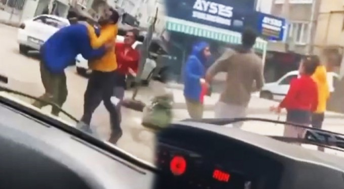 Bursa'da trafikte yol verme kavgası