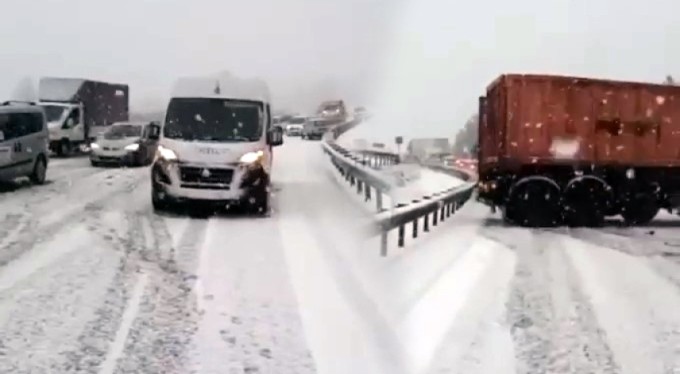 Bursa'da karda kayan araçlar İstanbul yolunu trafiğe kapattı