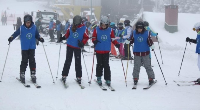 Uludağ'da heyecan başladı! Büyükşehir'in kayak kamplarına yoğun ilgi