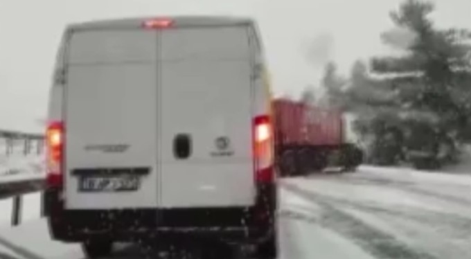 Bursa'da İstanbul yolunu kilitleyen kaza anı anbean kamerada! Rampada kayıp önündeki araçlara çarptı