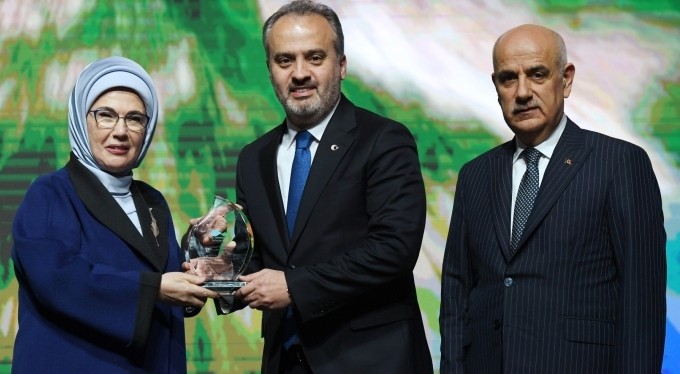 Bursa'ya 'suda verimlilik' ödülü! Başkan Aktaş ödülünü Emine Erdoğan'ın elinden aldı