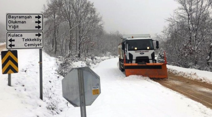 İnegöl'de kar yüzünden kapanan yollara anında müdahale