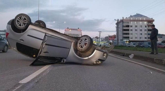 Aracıyla takla atan kadın sürücü hastanelik oldu
