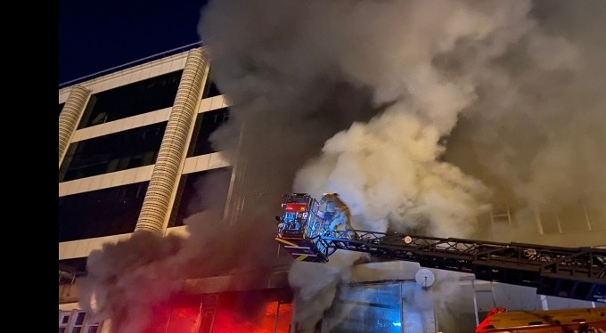 8 katlı boş binanın 2'nci katı alev alev yandı