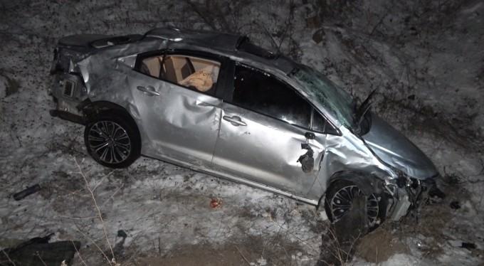 Uçurumdan yuvarlanan otomobil hurdaya döndü