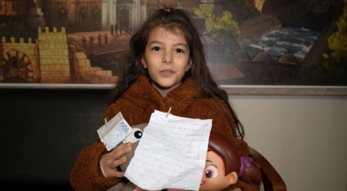 Kendi küçük yüreği büyük! Bursalı minik Cansu'dan örnek hareket