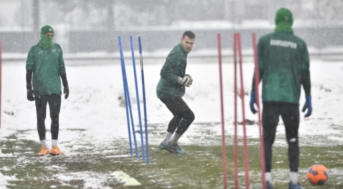 Bursasporlu futbolcular önce antrenmana çıktı sonra yardım toplamaya...