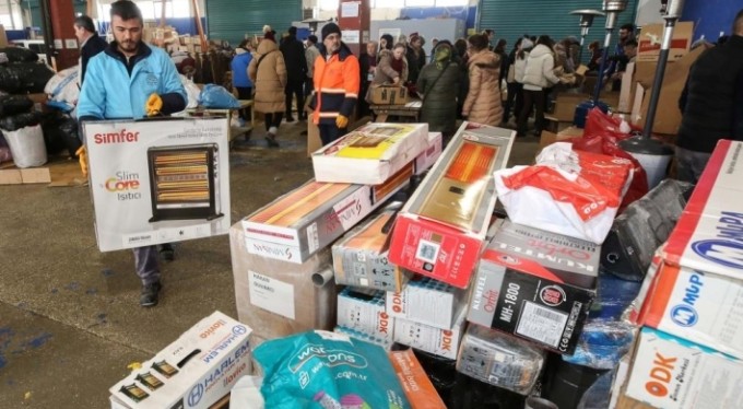 Nilüfer'de deprem bölgesine yardım için koştular