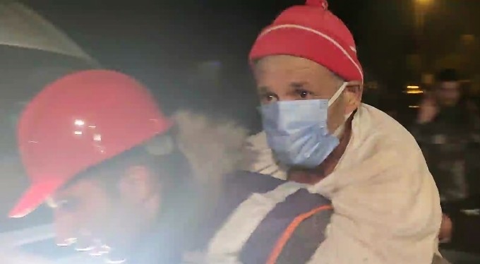 Ayaklarına doladığı bez parçalarıyla 72 saat yaşama tutundu