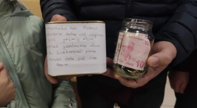 Bursalı minik Nisanur depremzedelere kumbarasını bağışladı