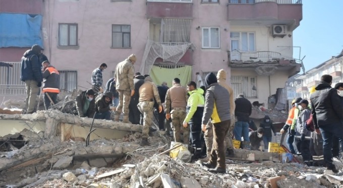 Yıkılan binaları yapan sorumlular mercek altına alındı