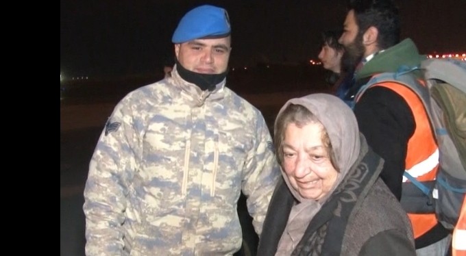 210 depremzede daha Türk Silahlı Kuvvetleri'ne ait uçakla İstanbul'a getirildi