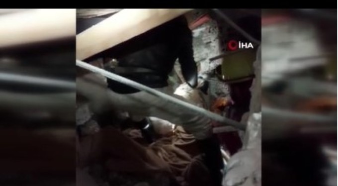 95 saat sonra yaşlı bir kadın enkazdan sağ çıkarıldı