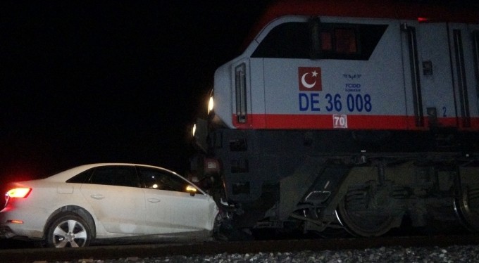 Trenin altında kalan otomobildeki 2 kişi ölümden döndü