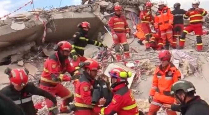 106 saat sonra enkazdan 2 çocuk canlı kurtarıldı