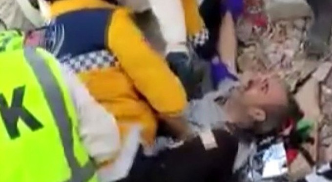 125 saat sonra enkazdan sağ çıkarıldı