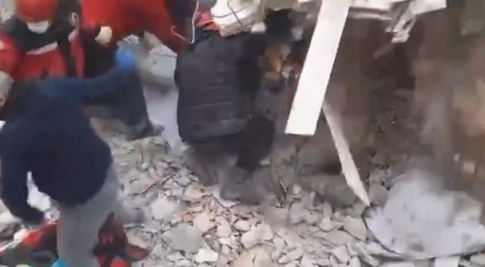 Kurtarma ekibi enkaz altında kaldı! O anlar kameraya anbean yansıdı