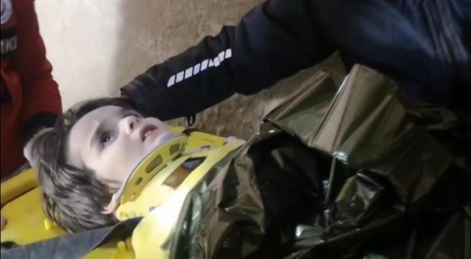 Polis baba ve 4 yaşındaki oğlu enkazdan böyle çıkarıldı! İşte o mucize anları