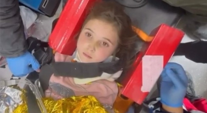 132. saatte kurtarılan 5 yaşındaki Şengül'ün ilk isteği 'sarı kola' oldu