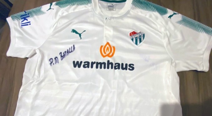 Bursaspor taraftarı depremzedeler için efsane formalarını satışa çıkardı