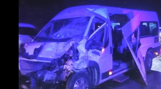 Servis minibüsü saman yüklü kamyonetle çarpıştı: 10 yaralı