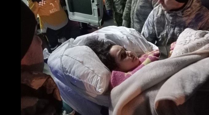 49 yaralı depremzede ve 25 refakatçi TSK uçağıyla İstanbul'a getirildi