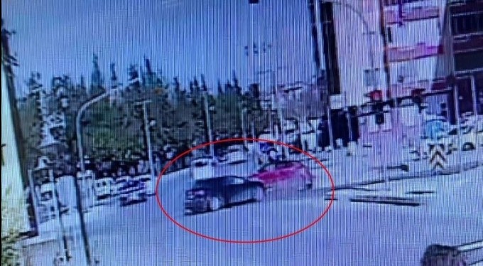 Kırmızı ışık ihlalinin kazayla sonuçlandığı anlar kamerada