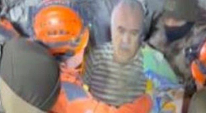Yıldırım Belediyesi enkaz altındaki Selman Amca'nın imdadına yetişti