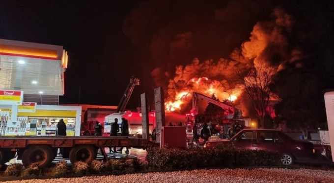 Lastik bayisinde çıkan yangın söndürüldü