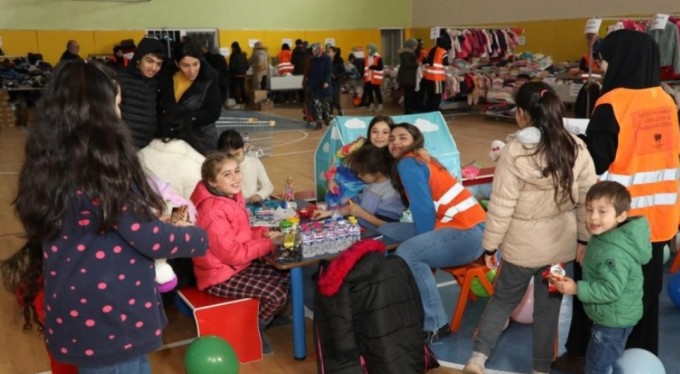 İnegöl depremzede ailelerin tüm ihtiyaçlarını karşılıyor