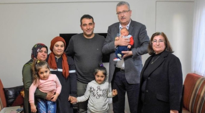 Depremzede ailenin bebek sevinci