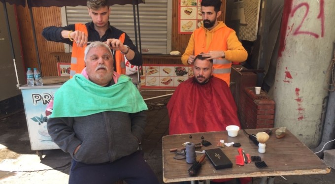 Adana'da bir berber dükkanını kapatıp deprem bölgesine koştu