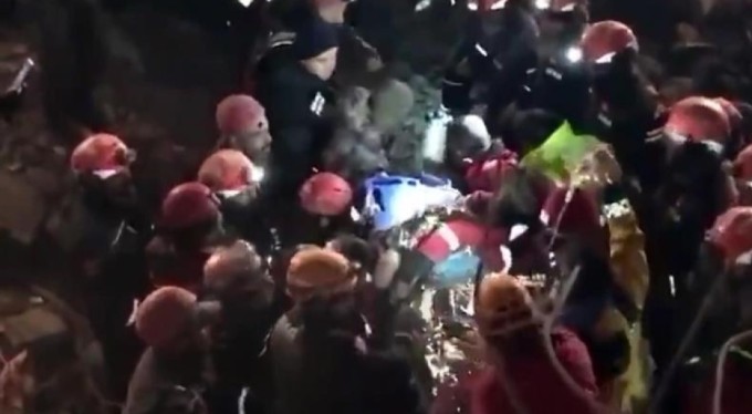 Mezarı kazılmış cenazesi bekleniyordu, 258 saat sonra enkazdan sağ çıkarıldı