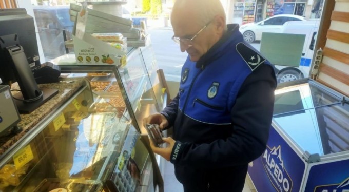 Gürsu'da zabıtadan ünlü tatlıcıya denetleme! 8 ürüne el konuldu