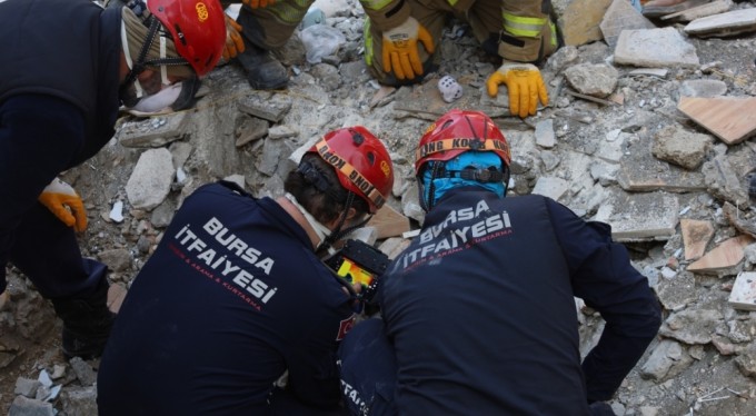 Bursa itfaiyesi enkaz yığınlarında nefes arıyor
