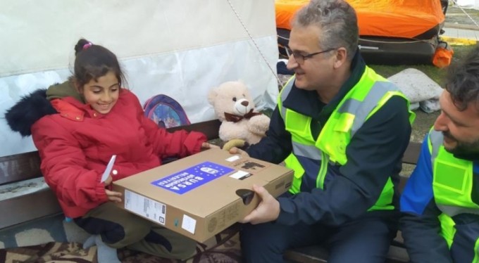 Bursa Büyükşehir küçük Melek'in yüzünü güldürdü! İstediği bilgisayara kavuştu