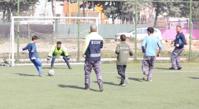 Bursalı ekipler depremzede çocuklarla moral maçı yaptı