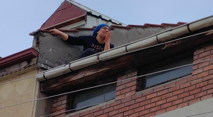 Bursa'da evi için tahliye kararı verilince, çatıya çıktı