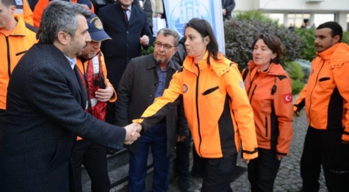 Başkan Yılmaz, depremden dönen ekibi karşıladı