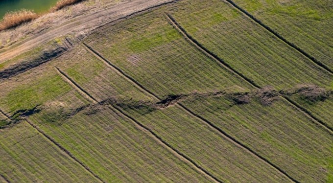 Deprem  tarlaları ikiye böldü! Depremin şiddeti gözler önüne serildi