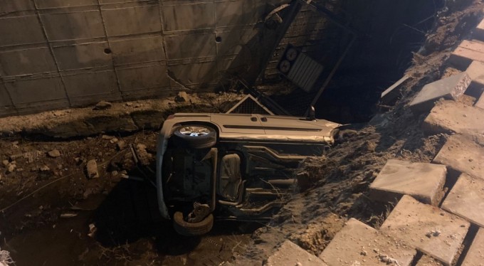 Hafif ticari araç dereye uçtu, 2 kişi hafif yaralandı